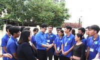 Anh Bùi Quang Huy kiểm tra chiến dịch tình nguyện hè, trao quà gia đình chính sách ở Gia Lai 