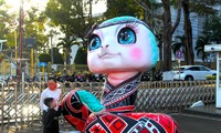 Lạ mắt hình ảnh linh vật rắn mặc áo, quàng khăn