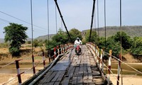 Gia Lai: Thót tim cảnh người dân băng qua cầu treo 'vá víu' tứ bề