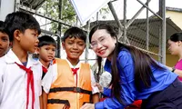 Dạy bơi miễn phí, trao học bổng cho thiếu nhi ở Gia Lai
