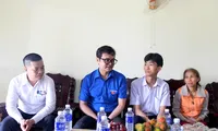 Trao học bổng cho nam sinh nghèo vượt khó vươn lên