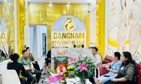 Công an kiểm tra thẩm mỹ viện căng da mặt cho khách ở gần phòng bếp