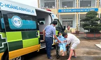 Nữ sinh gặp tai nạn nát cổ chân, đến điểm thi bằng xe cứu thương