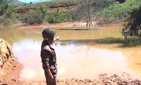Thuỷ điện Plei Kần tích nước trái phép làm ngập đường vào khu sản xuất của người dân