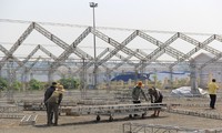 Những công nhân đang lắp ráp, dựng khung cho Hội chợ Mua sắm và ẩm thực hàng Việt Nam – Thái Lan năm 2021