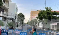 Cơ quan chức năng phong toả đường phố tại TP. Nha Trang. Ảnh LỮ HỒ.