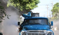 Bộ đội phun hoá chất khử khuẩn TP. Tuy Hoà. Ảnh L.H