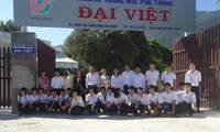 Thầy trò trường THPT Đại Việt chụp ảnh lưu niệm. Ảnh THPT Đại Việt.
