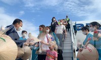 Những du khách Nga đầu tiên xuống Sân bay quốc tế Cam Ranh