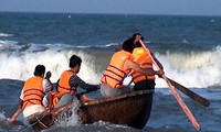 Thuyền thúng bị lật làm 2 người chết khi đi câu mực giữa biển