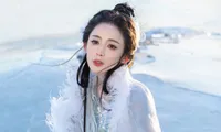 Cổ Lực Na Trát chụp ảnh trên sông băng -11 độ C