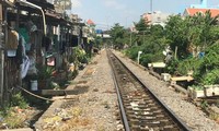 Đi trên đường ray, cô gái bị tàu hỏa đụng tử vong