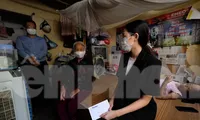Hoa hậu Đỗ Thị Hà thăm làng chạy thận, đến với lao động sống dưới gầm cầu
