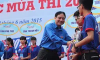 Bí thư thứ nhất T.Ư Đoàn Nguyễn Đắc Vinh tặng quà cho các tình nguyện viên tại lễ ra quân “Tiếp sức mùa thi”.