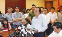 Thứ trưởng Bộ TN & MT Võ Tuấn Nhân thông báo kết quả sơ bộ về nguyên nhân cá chết hàng loạt, tại buổi họp báo ngày 27/4. Ảnh: Như Ý.