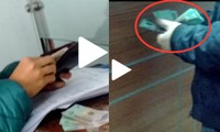 Người dân lấy tiền gói vào giấy A4 rồi đưa cho cán bộ hải quan.