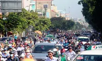 Theo nhiều chuyên gia, xe máy là thủ phạm gây kẹt xe và kéo giảm sự phát triển của TPHCM.
