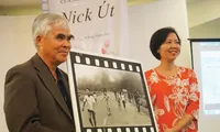 Nick Út trao “Em bé Napalm” cùng ảnh và hiện vật khác cho Bảo tàng Phụ nữ Việt Nam. Ảnh: Toan Toan.