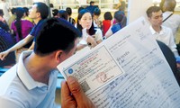 Bộ Tài chính đề nghị xem tăng tuổi hưu, tăng mức đóng bảo hiểm y tế. Ảnh: Như Ý.