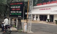 Nhà hàng tiệc cưới ở công viên Phú Lâm vẫn “bình chân” kinh doanh.