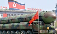 Triều Tiên phô diễn tên lửa ở thủ đô Bình Nhưỡng. Ảnh: SCMP.