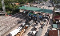 Thời gian qua, tại trạm thu phí Cai Lậy (Tiền Giang) xảy ra tình trạng kẹt xe, do các tài xế tiếp tục đưa tiền lẻ mệnh giá nhỏ mua vé để phản đối. Ảnh: Lê Phong.