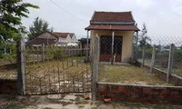 Nhiều ngôi nhà khóa cửa bỏ hoang vì lo sợ ô nhiễm, bệnh tật.