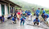 Các tình nguyện viên CLB tình nguyện Hope làm sân trường cho học sinh vùng cao. Ảnh: An Khoa.