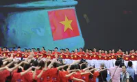 Theo GS Hoàng Chí Bảo, muốn làm cho lớp trẻ trở thành những công dân tốt, xã hội cần đối xử một cách dân chủ, công bằng, đặt niềm tin cậy thực sự vào thanh niên. Ảnh: Xuân Tùng.