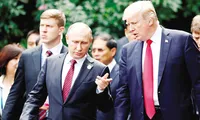 Tổng thống Nga Vladimir Putin và Tổng thống Mỹ Donald Trump dự Cấp cao APEC 2017 tại Ðà Nẵng. Ảnh: Huffington Post.