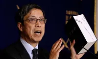 Ông Kazuyoshi Umemoto, trưởng đoàn đàm phán Nhật Bản về CPTPP, cầm trên tay phiên bản TPP ban đầu tại một cuộc họp báo hôm 20/2 ở Tokyo. Ảnh: Getty Images.