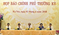 Bộ trưởng, Chủ nhiệm VPCP Mai Tiến Dũng và lãnh đạo các bộ ngành tại buổi họp báo.