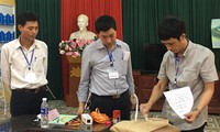 Cán bộ làm thi tại điểm thi THCS Ngũ Hiệp (Thanh Trì) đang dán, niêm phong bài thi trước sự chứng kiến của thư ký, thanh tra. Ảnh: Nguyễn Hà.