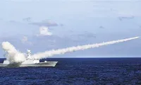 Tàu Trung Quốc diễn tập bắn tên lửa trên biển Đông. Ảnh: AP.