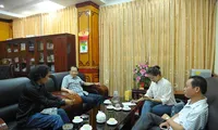 Ông Trần Ðức Quý (thứ hai từ trái sang) - Phó Chủ tịch UBND tỉnh Hà Giang, và ông Vũ Văn Sử (ngoài cùng bên phải) – Giám đốc Sở GD&ÐT tỉnh này, trả lời phỏng vấn báo Tiền Phong. Ảnh: Xuân Tùng.