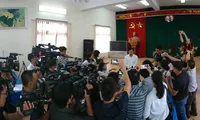 Ông Mai Văn Trinh, Cục trưởng Cục Quản lý chất lượng, Bộ GD&ÐT, giữa vòng vây của báo chí sáng qua. Ảnh: Nguyễn Hà.