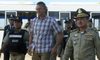 Doanh nhân Nga Sergei Polonsky (áo kẻ) bị trúc xuất.