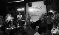 Nhà văn Hữu Ước tại buổi ra mắt tác phẩm.
