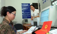 Văn phòng đăng ký nhà đất cấp giấy chủ quyền cho người dân.