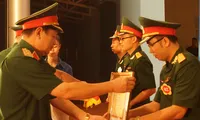 Đại úy Vũ Minh Thành nhận giải Ba cuộc thi Cán bộ Đoàn giỏi Trường Sĩ quan Chính trị, năm 2016. ẢNH: Nguyễn Minh.