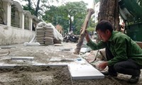 UBND quận Hoàn Kiếm khẳng định tất cả các tuyến phố lát đá đều thực hiện sau khi hoàn thành việc hạ ngầm điện, cáp viễn thông. Ảnh: Như Ý.