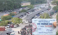 “Siêu” bãi trông xe lậu (ảnh lớn) ở phía sau tòa nhà Keangnam (quận Nam Từ Liêm), sử dụng vé tự in. Ảnh: A.Trọng