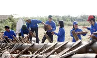 Đoàn viên thanh niên tham gia khắc phục thiên tai, ổn định cuộc sống cho người dân. (Trong ảnh, đoàn viên thanh niên Nam Định tham gia khắc phục hậu quả cơn bão giúp dân năm 2012). Ảnh: Xuân Tùng.