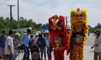 Tài xế múa lân “mừng xả trạm”. Ảnh: Xuân Lương.