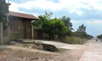 Đường bê tông làm đến “biệt phủ” ông Quang thì dừng.