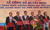 Theo dự thảo, bắt đầu từ năm 2019, một trong những tiêu chuẩn bắt buộc để được phong GS, PGS là phải có công trình nghiên cứu đăng trên các tạp chí khoa học nổi tiếng trên thế giới như ISI/Scopus. Trong ảnh: Lễ phong GS, PGS năm 2012.
