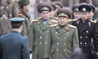 Ông Kim Yong-chol (đi đầu) trong chuyến thị sát làng đình chiến Ban Môn Điếm năm 2007. Ông dẫn đầu đoàn Triều Tiên dự lễ bế mạc Olympic Mùa đông ở Hàn Quốc. Ảnh: NYT.