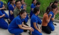 Điều tra vụ cô giáo mầm non quỳ xin đừng đóng cửa trường