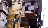 Chung cư cũ Quỳnh Mai, Hà Nội. Ảnh: Hồng Vĩnh.