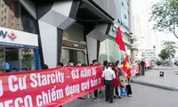 Cư dân chung cư StarCity (quận Thanh Xuân) căng băng rôn phản đối chủ đầu tư